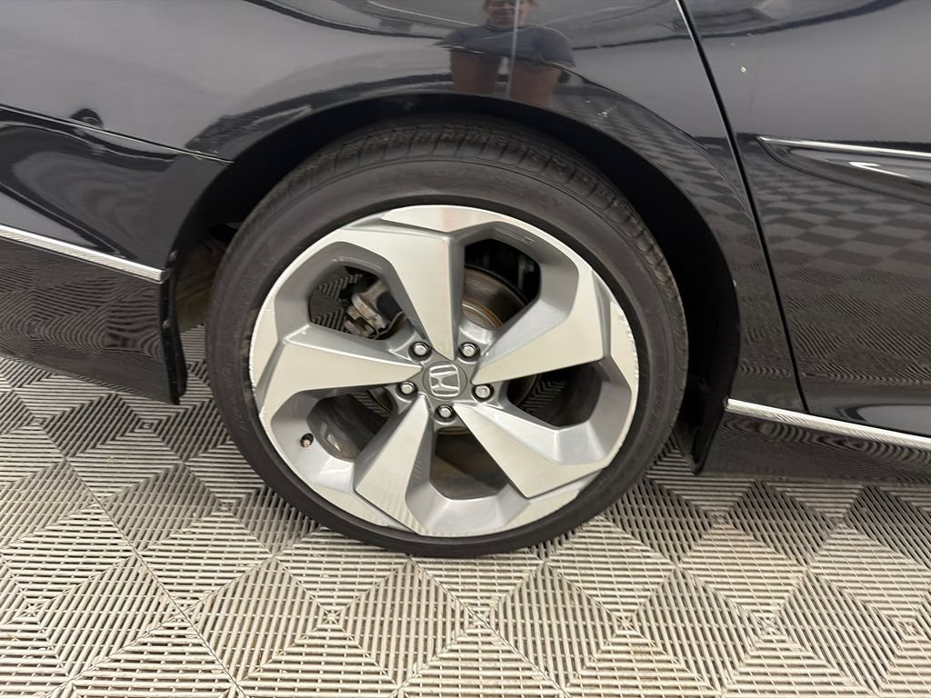 Used 2018 Honda Accord Touring image 19