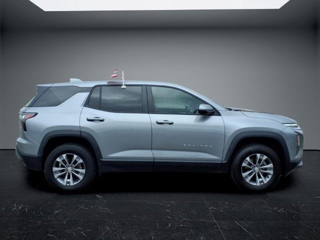 Used 2025 Chevrolet Equinox LT FWD image 2
