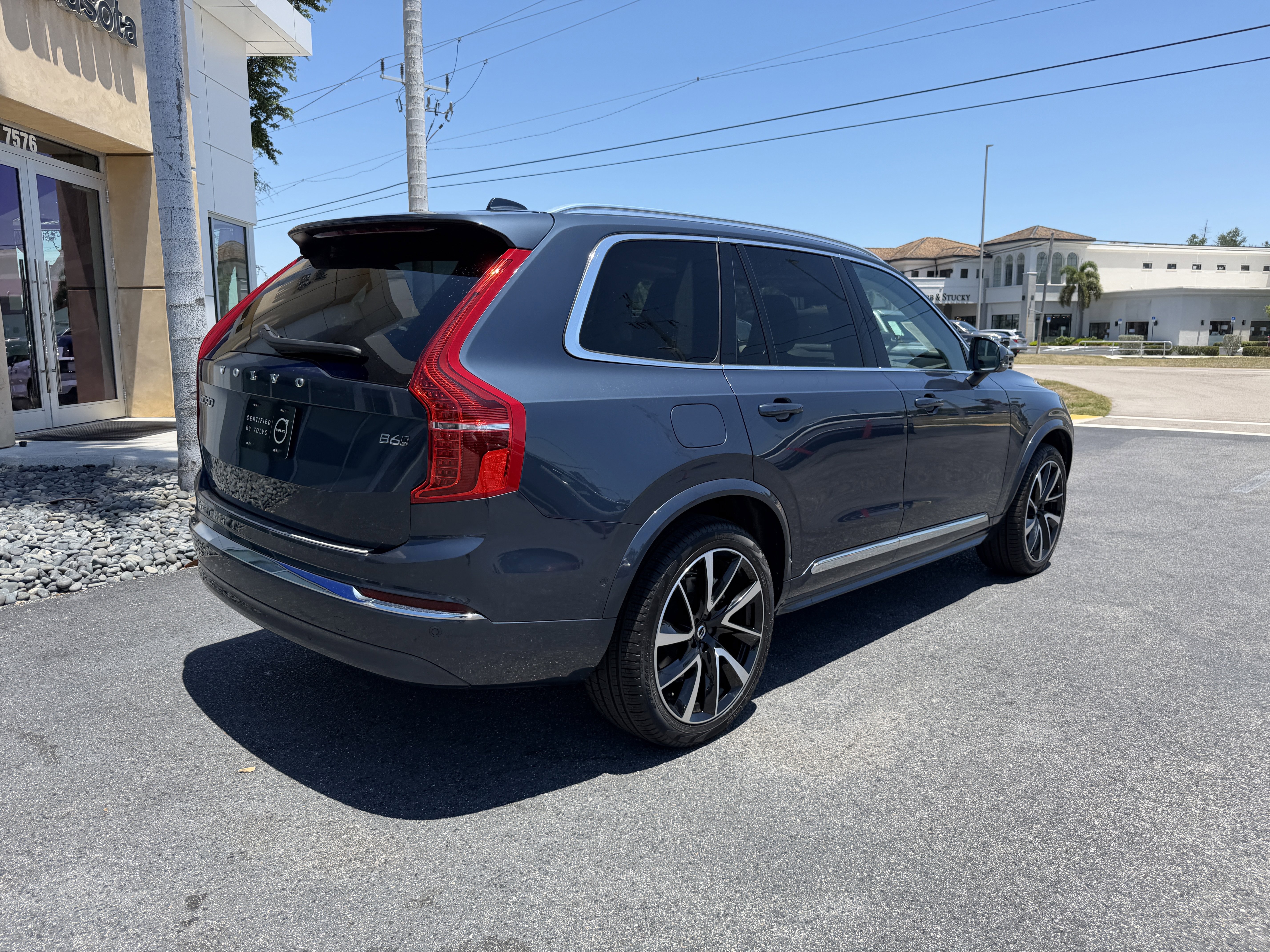 Certified 2023 Volvo XC90 B6 Plus AWD/4WD image 3