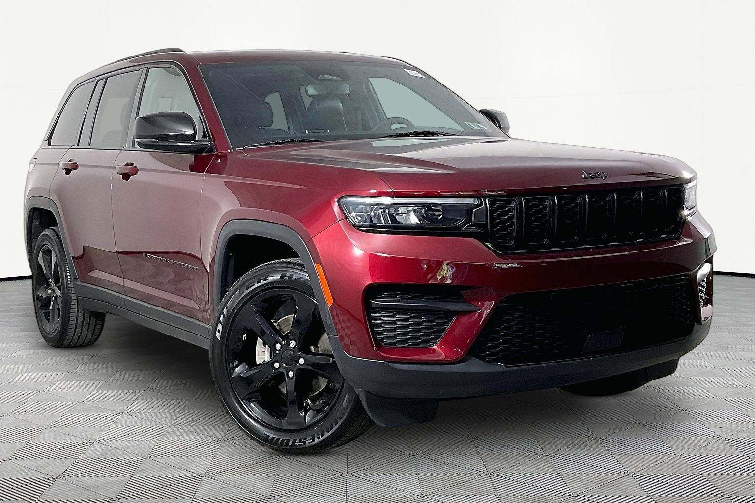 Used 2023 Jeep Grand Cherokee Altitude AWD/4WD image 4