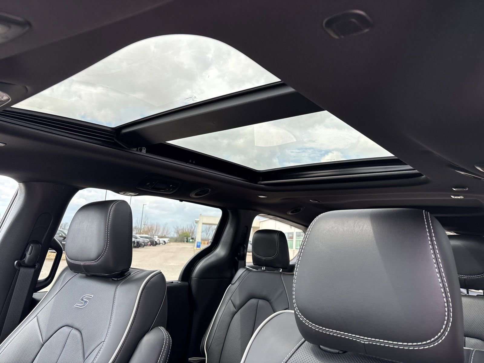 New 2026 Chrysler Pacifica Limited w/ S Appearance Package image 10