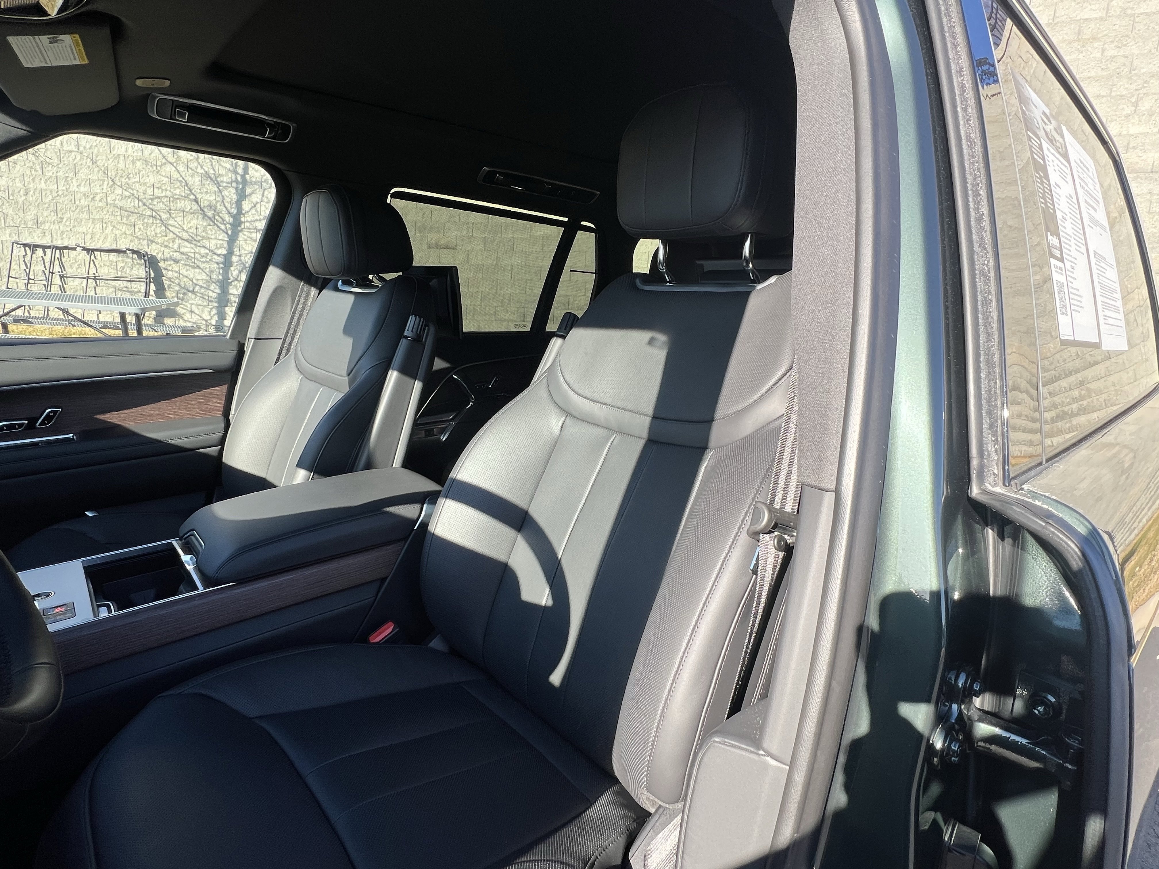 Certified 2025 Land Rover Range Rover Long Wheelbase SE image 17