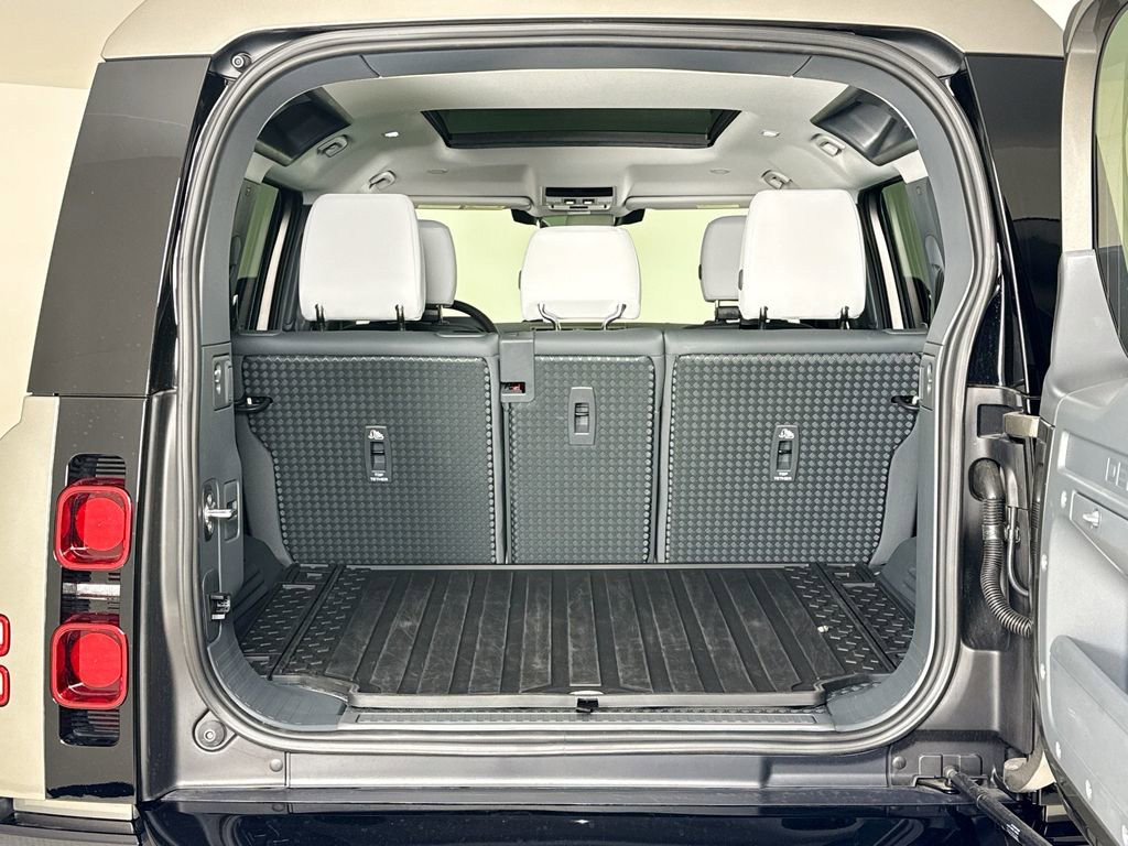 Used 2025 Land Rover Defender 110 X-Dynamic SE image 25