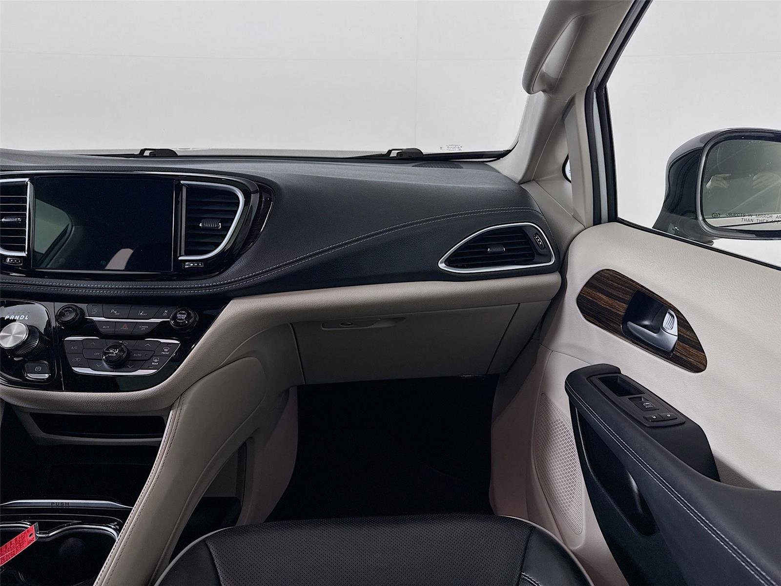 Used 2024 Chrysler Pacifica Limited image 31