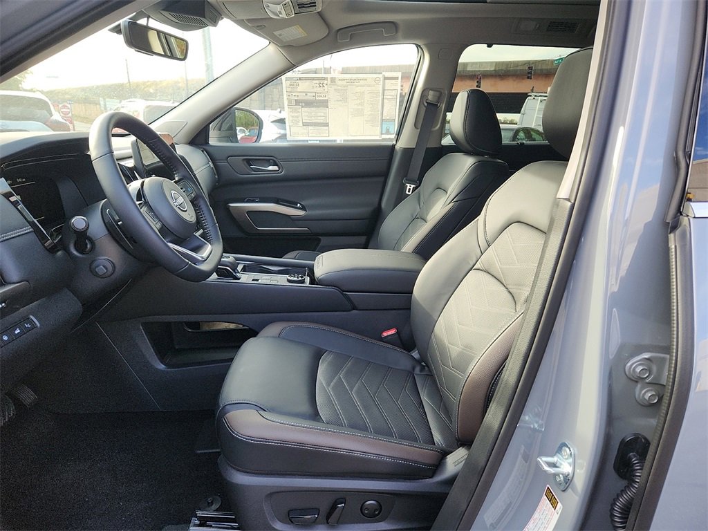 New 2025 Nissan Pathfinder Platinum image 6