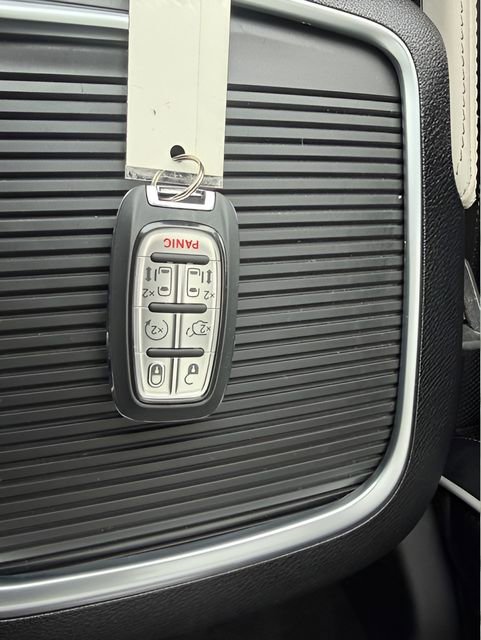 Used 2024 Chrysler Pacifica Limited FWD image 29