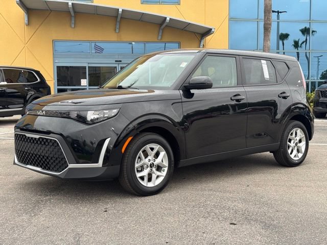 Certified 2025 Kia Soul LX w/ LX Technology Package FWD image 2