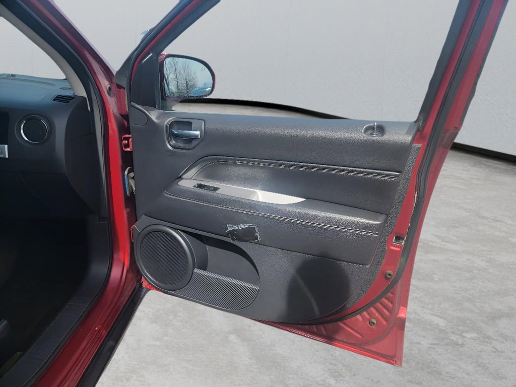 Used 2016 Jeep Compass Latitude image 29