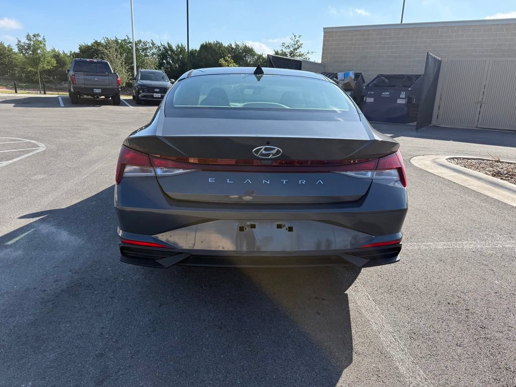 Certified 2023 Hyundai Elantra SE w/ Preferred Accessory Package FWD image 5