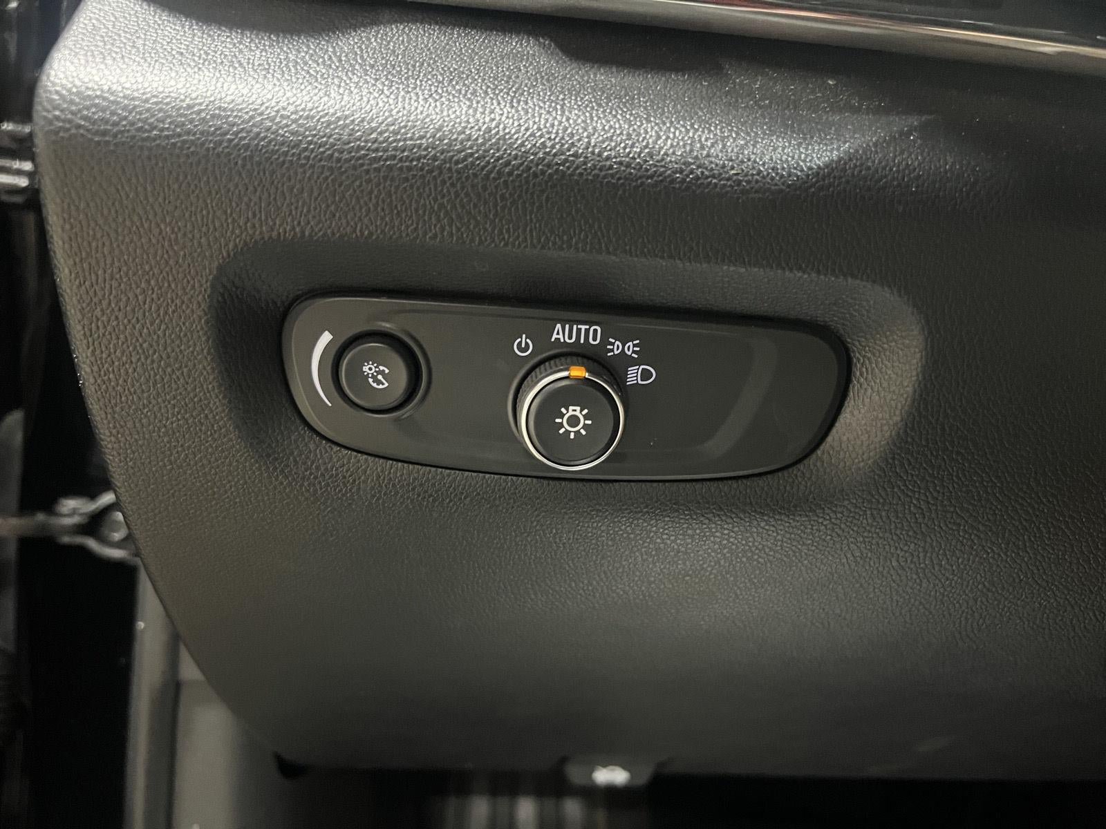 Used 2023 Chevrolet Traverse LT FWD image 19
