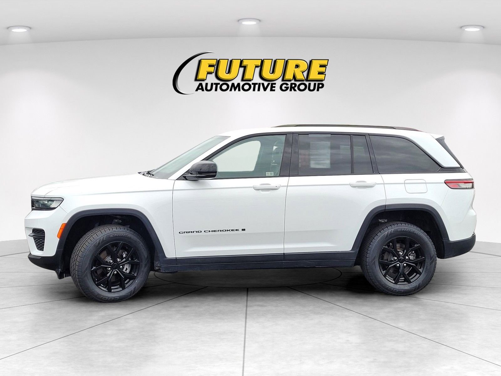 Used 2024 Jeep Grand Cherokee Altitude AWD/4WD image 8