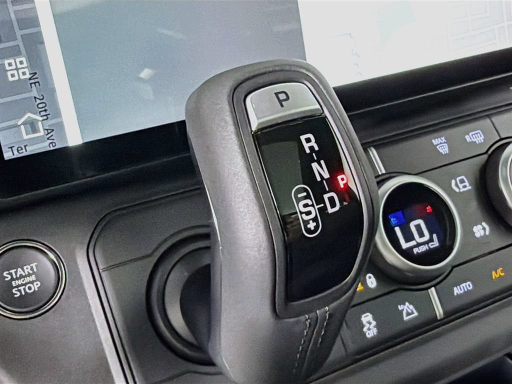 New 2026 Land Rover Defender 110 X-Dynamic SE AWD/4WD image 17