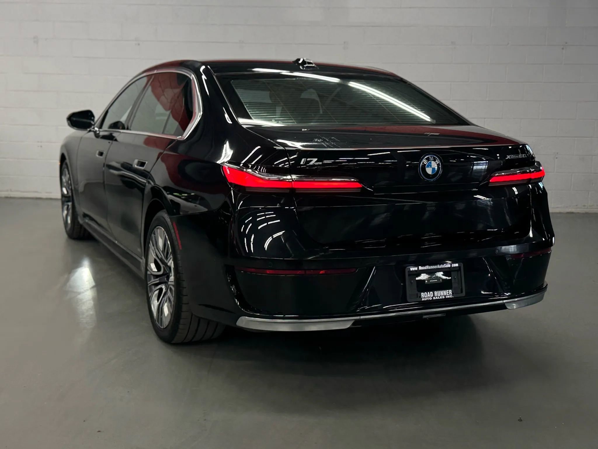 Used 2024 BMW i7 xDrive60 w/ Executive Package image 3
