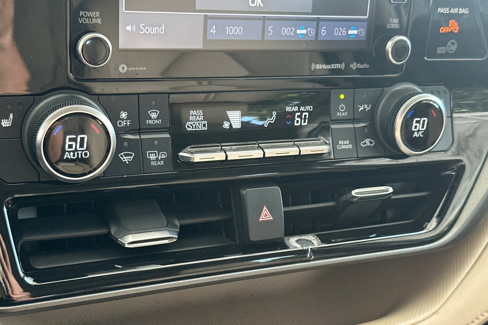 Used 2021 Toyota Highlander XLE FWD image 25