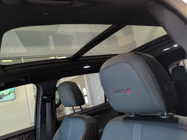 Used 2025 GMC Acadia AT4 w/ Luxury Package image 2