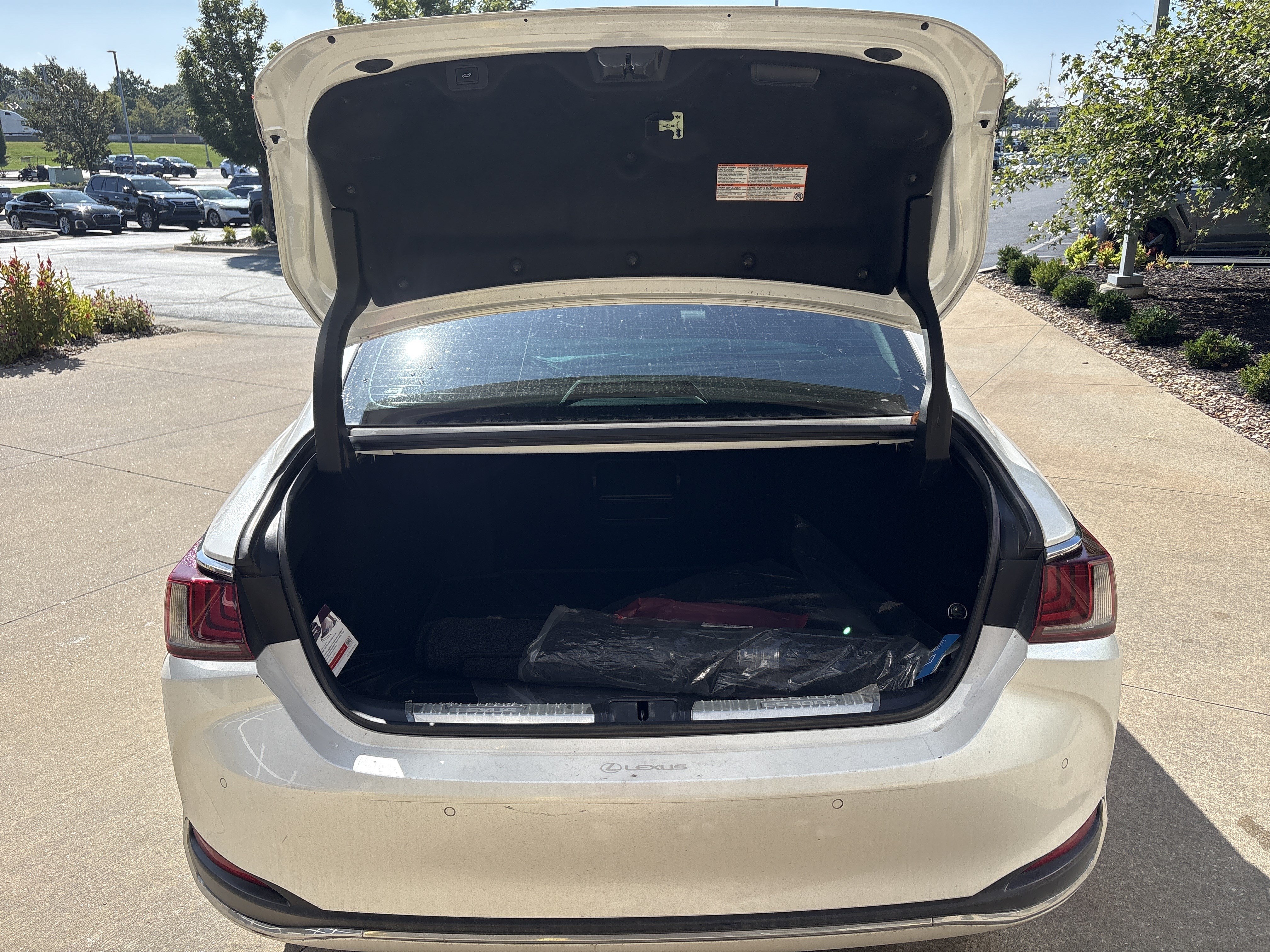 Used 2023 Lexus ES 300h w/ Accessory Package (Z2) FWD image 32