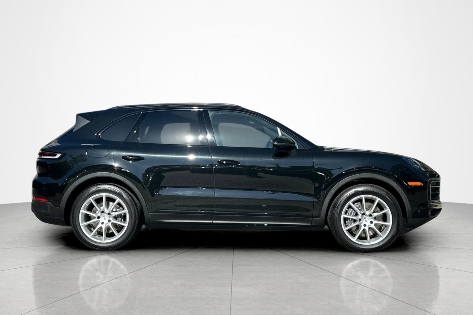 Used 2025 Porsche Cayenne AWD/4WD image 6