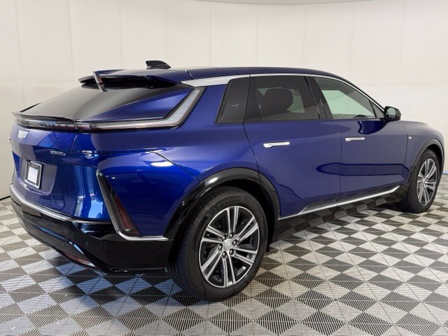 Used 2024 Cadillac Lyriq Luxury AWD/4WD image 7