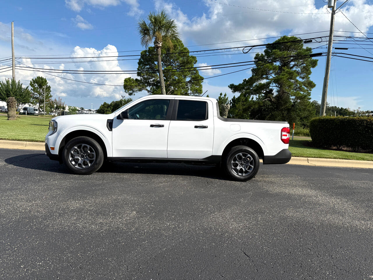 Used 2025 Ford Maverick XLT image 2