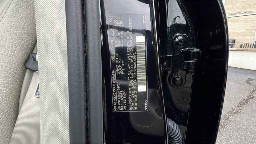 Used 2022 Volvo XC60 B5 Momentum w/ Climate Package image 40