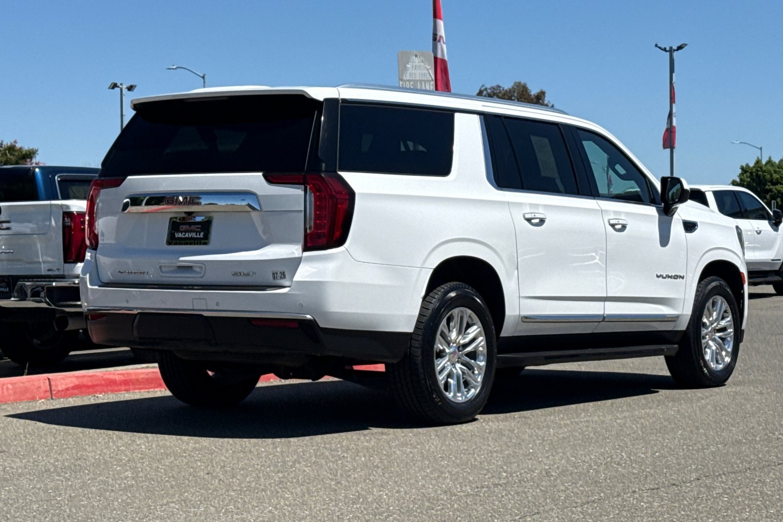Used 2023 GMC Yukon XL SLT AWD/4WD image 5