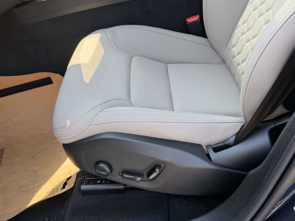 New 2026 Volvo XC60 B5 Plus w/ Protection Package Premier AWD/4WD image 16