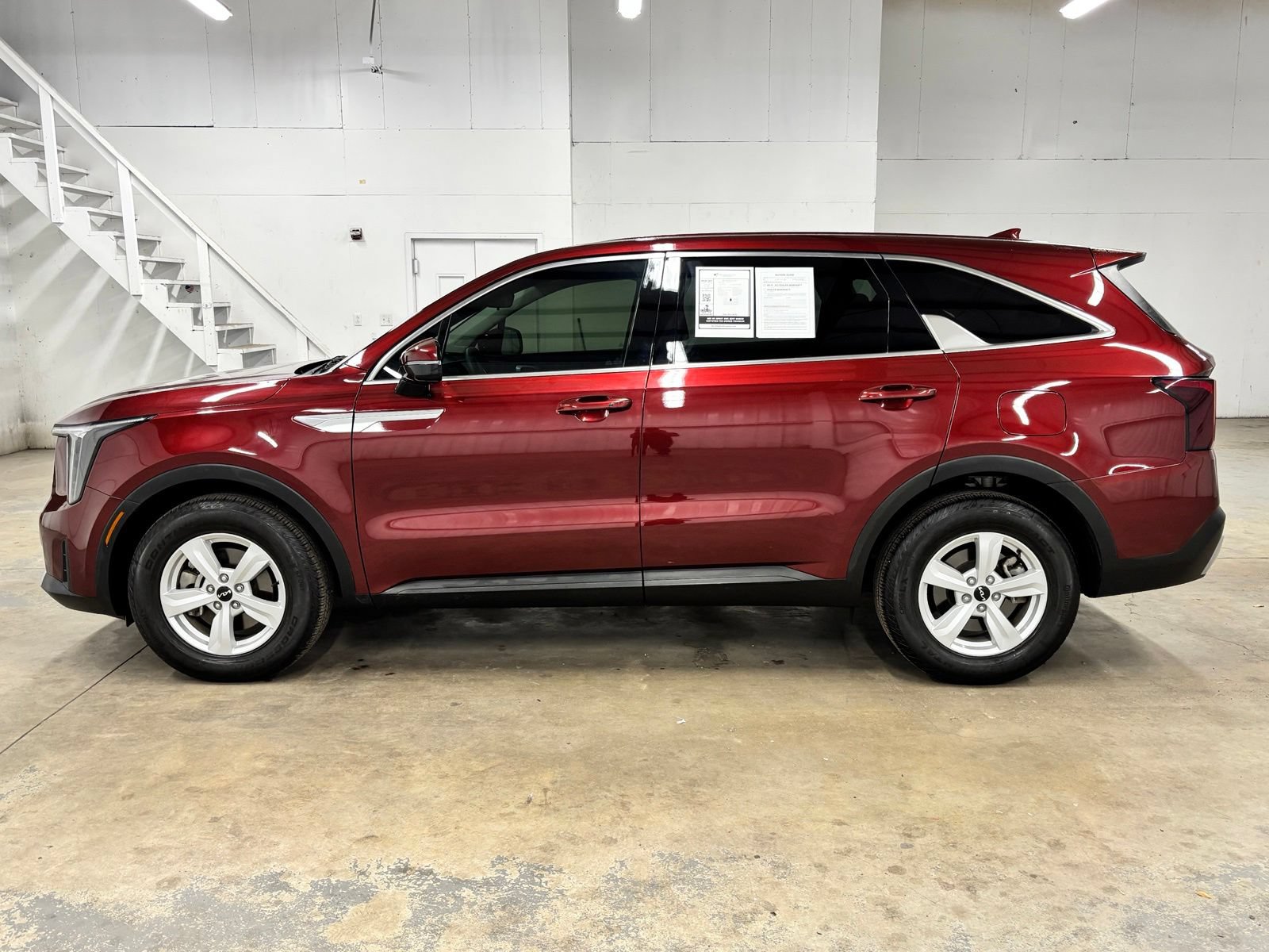 Used 2025 Kia Sorento LX FWD image 4