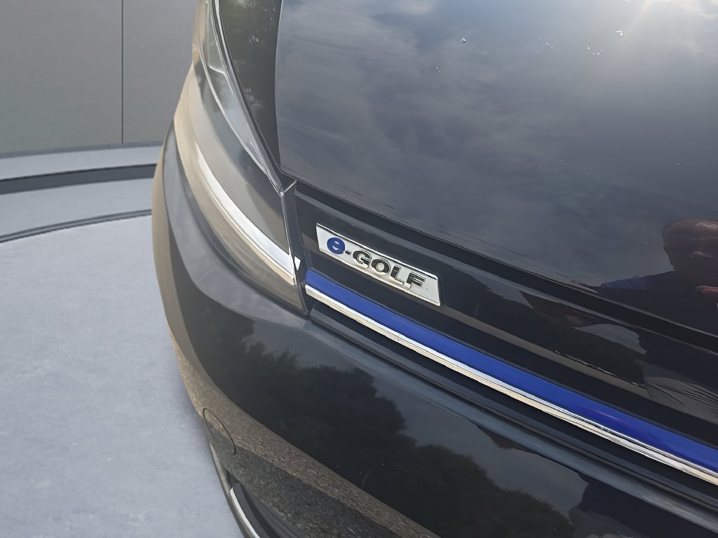 Used 2018 Volkswagen e-Golf SEL FWD image 27