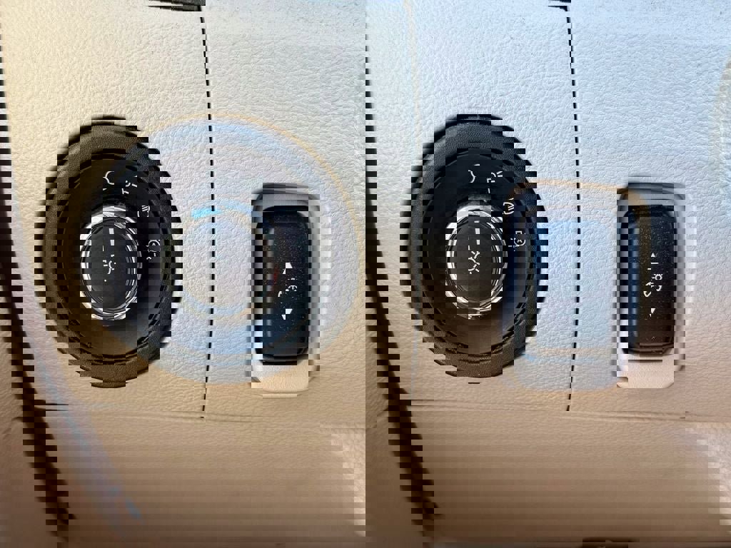 Used 2010 Ford Taurus SEL FWD image 20