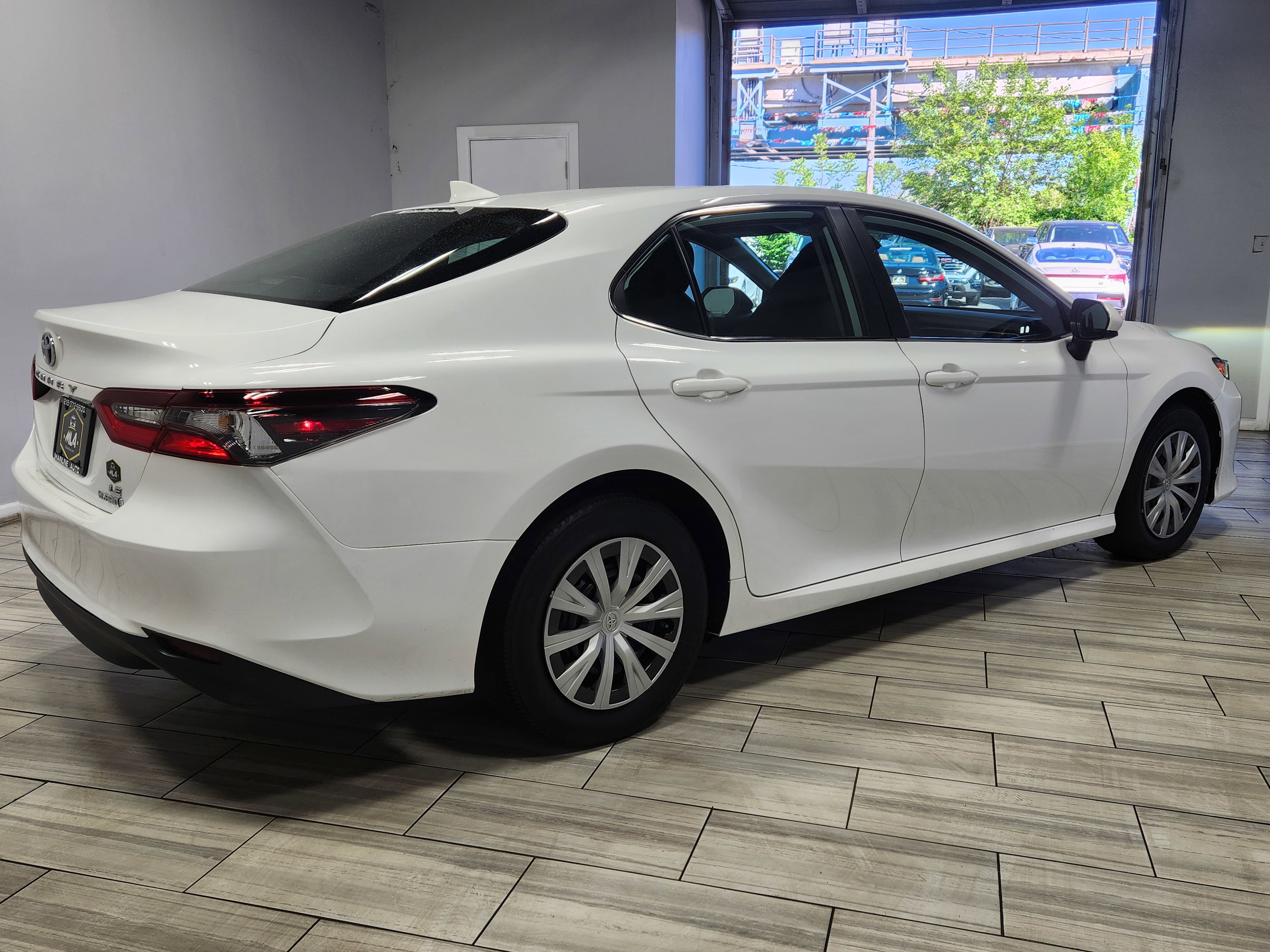 Used 2022 Toyota Camry LE FWD image 5