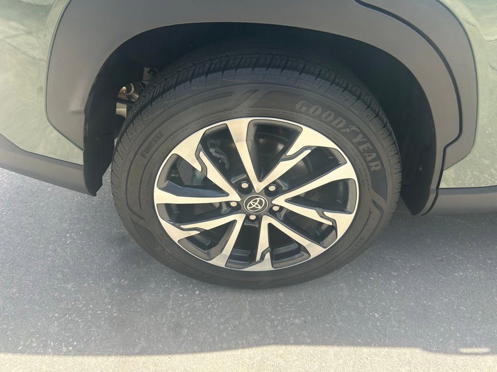 Used 2022 Toyota Corolla Cross XLE w/ Convenience Package AWD/4WD image 26