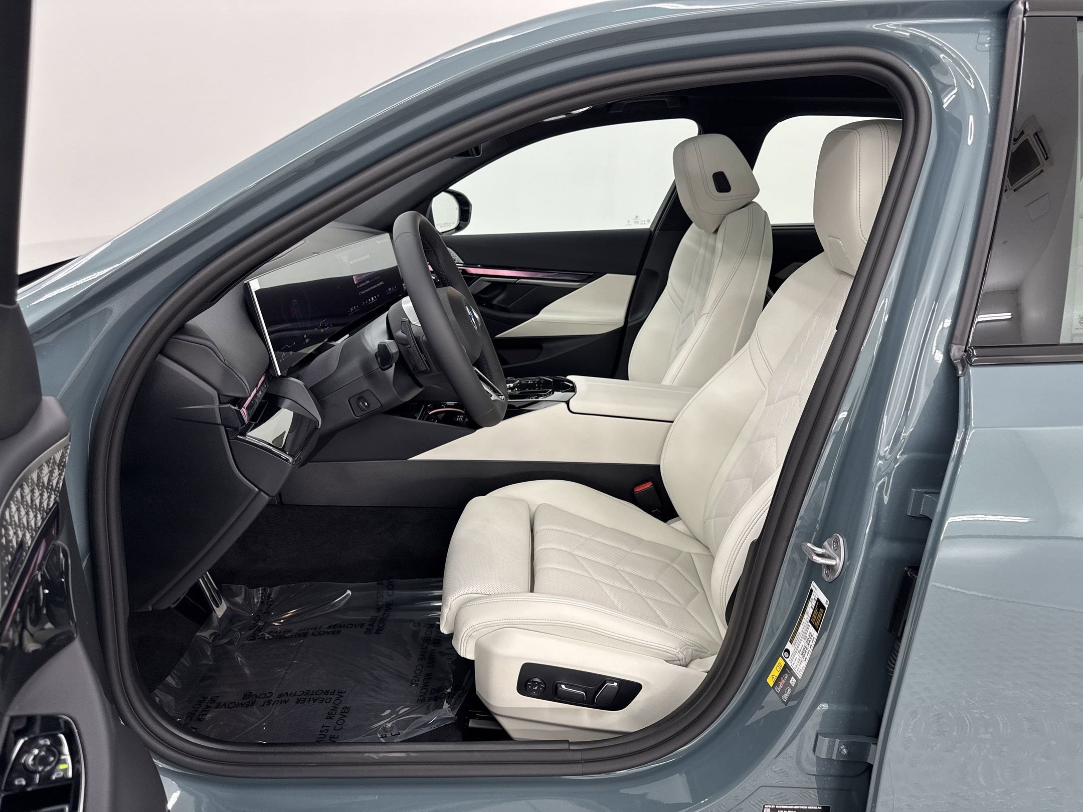 New 2026 BMW 550e xDrive w/ Executive Package image 5