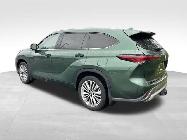 Used 2024 Toyota Highlander Platinum AWD/4WD image 3