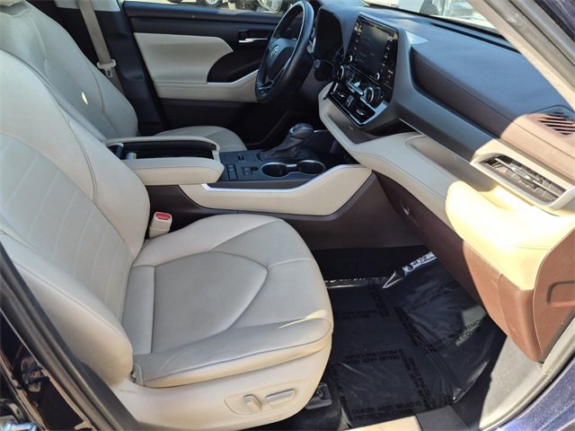 Used 2020 Toyota Highlander XLE image 12