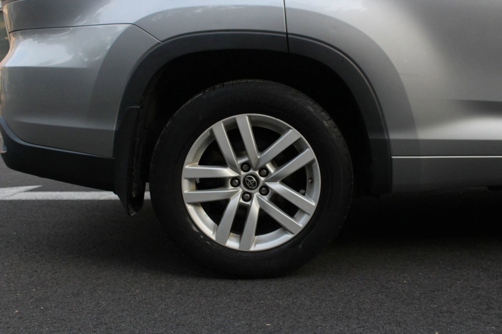 Used 2016 Toyota Highlander LE AWD/4WD image 5