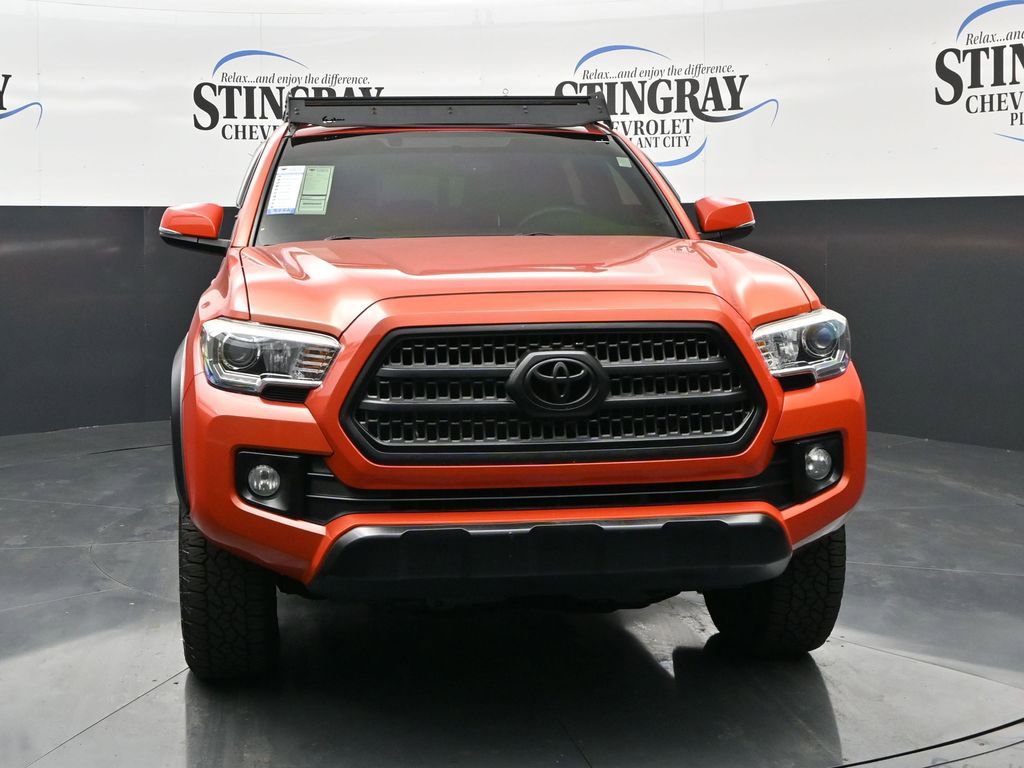 Used 2017 Toyota Tacoma TRD Off-Road image 2