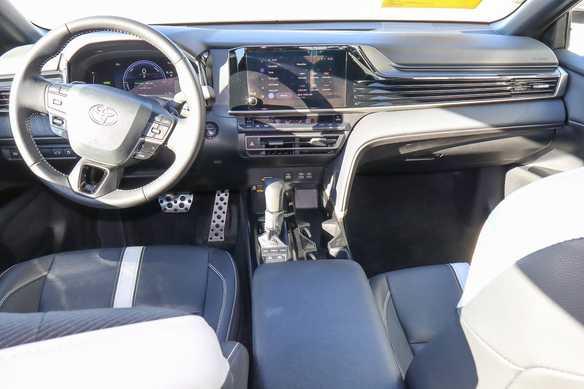 Used 2025 Toyota Camry SE image 10