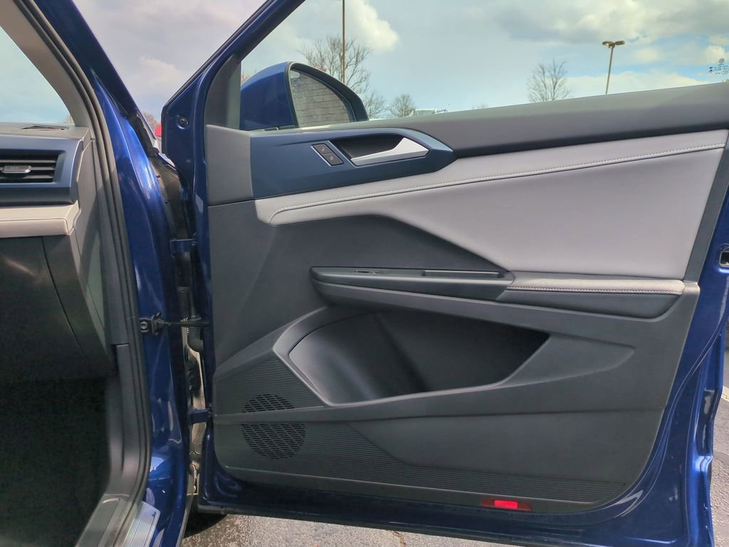 Used 2024 Volkswagen Taos SE image 32