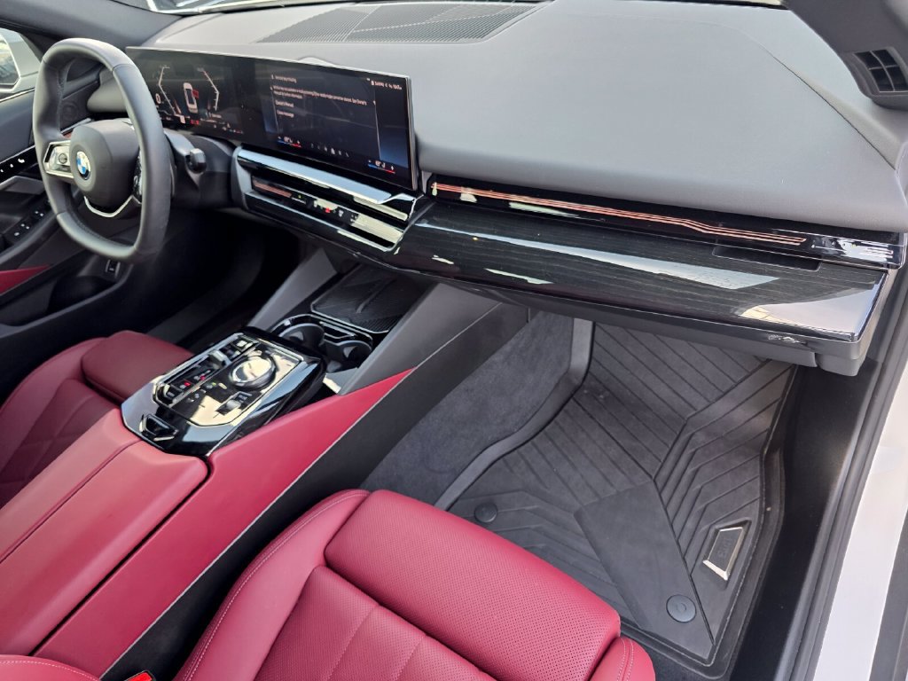 Certified 2025 BMW 530i RWD image 30