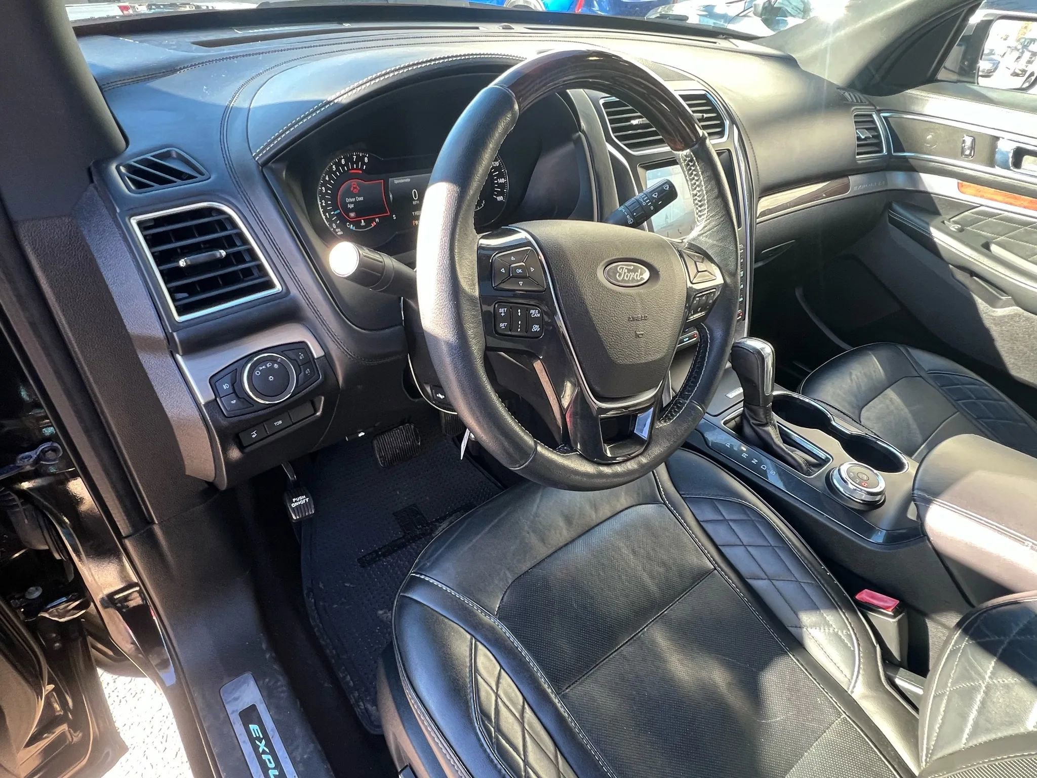 Used 2018 Ford Explorer Platinum image 25