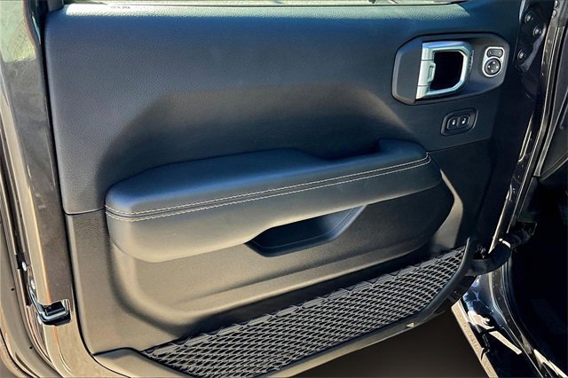 Used 2025 Jeep Wrangler Sahara image 14