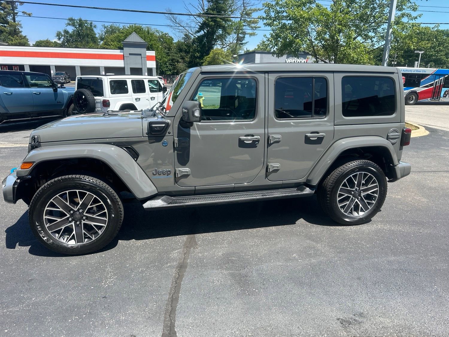 Used 2023 Jeep Wrangler Unlimited Sahara AWD/4WD image 6