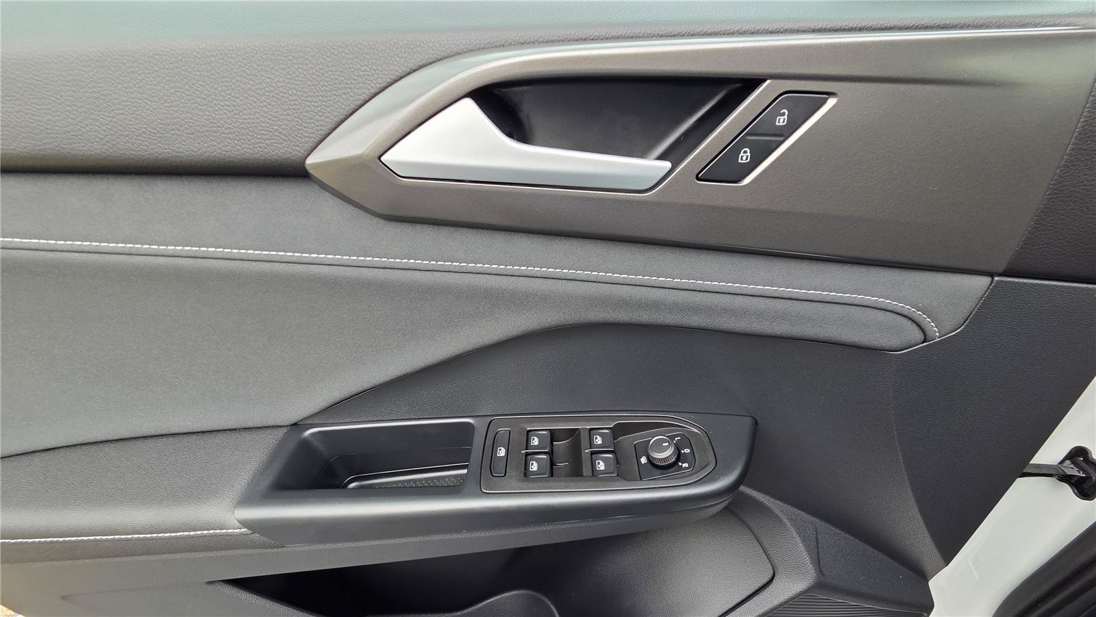 Certified 2025 Volkswagen Taos SE AWD/4WD image 14
