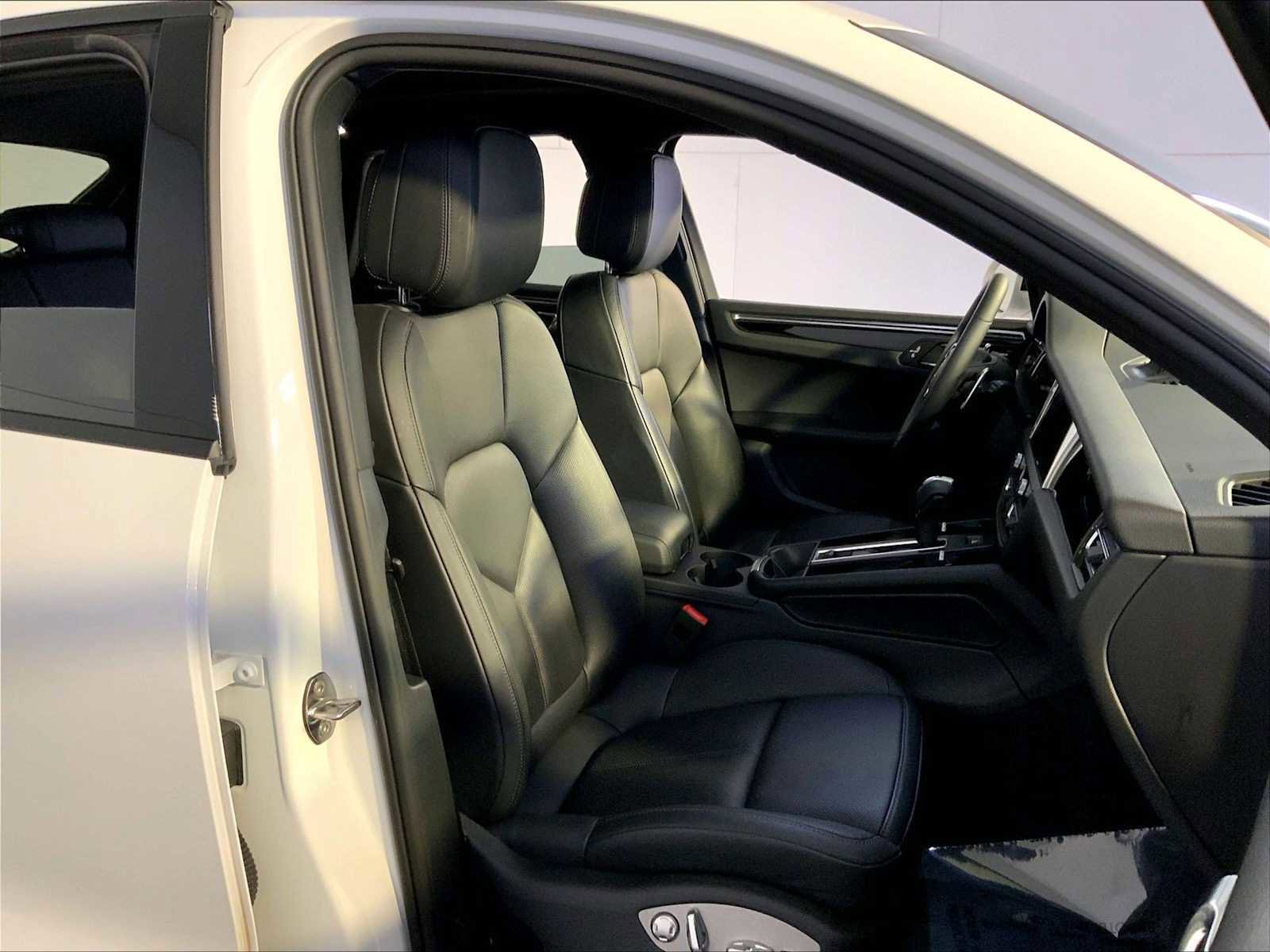 Certified 2025 Porsche Macan image 18