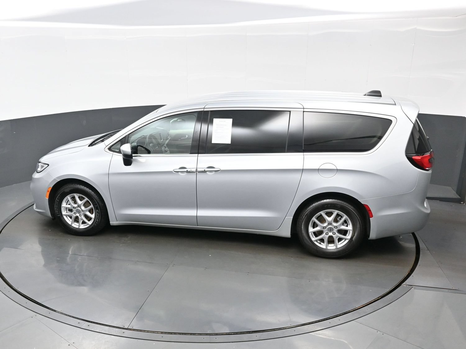 Used 2023 Chrysler Pacifica Touring-L FWD image 38