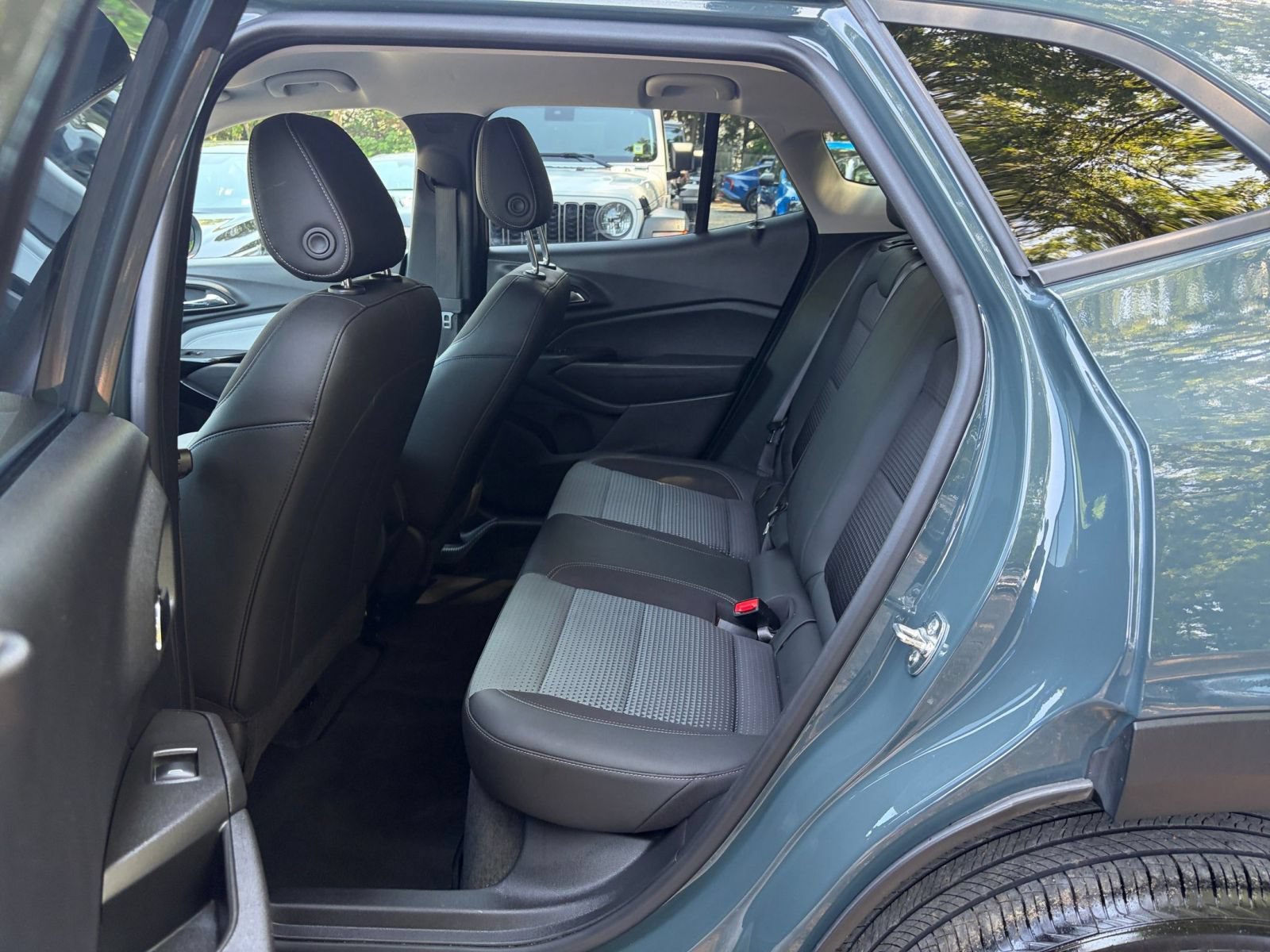 Used 2025 Chevrolet Trax LT FWD image 24