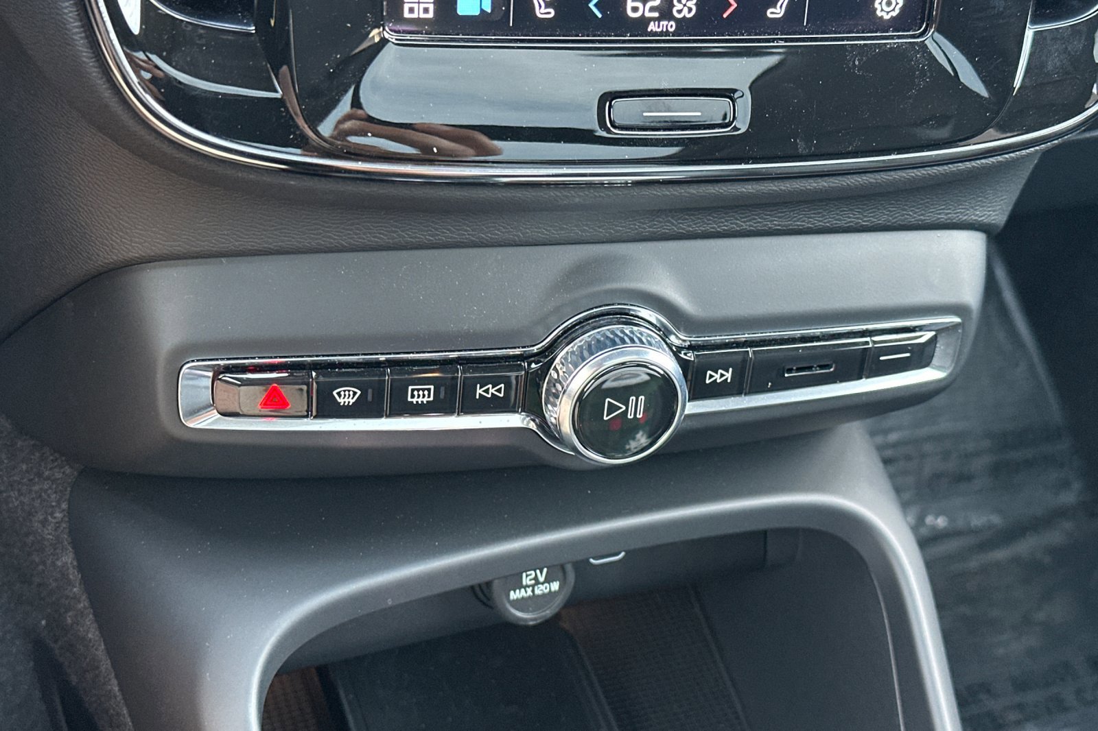 New 2025 Volvo XC40 B5 Plus w/ Climate Package image 24