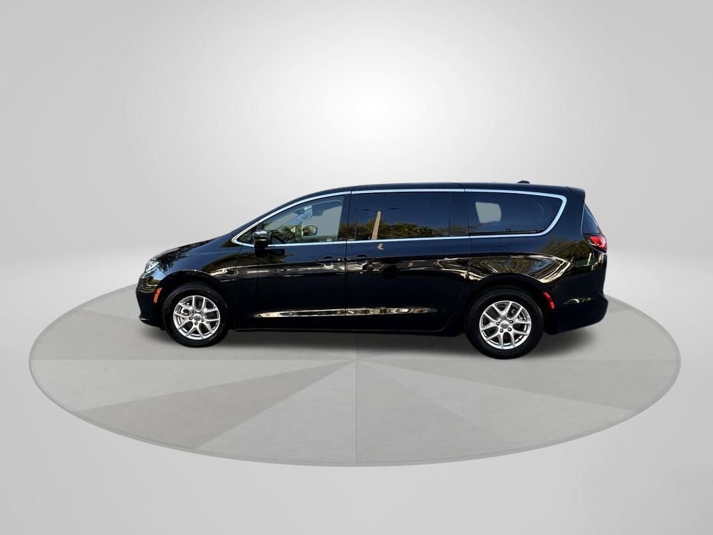 Certified 2024 Chrysler Pacifica Touring-L image 4