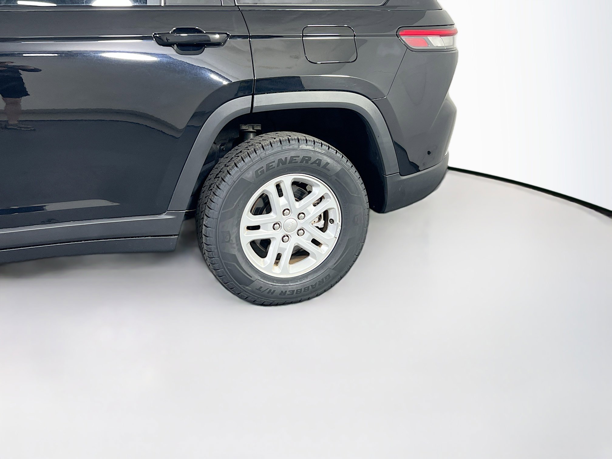 Used 2023 Jeep Grand Cherokee Laredo AWD/4WD image 28