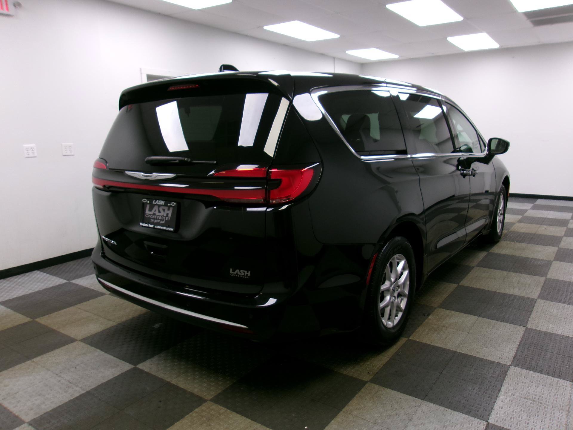 Used 2024 Chrysler Pacifica Touring-L FWD image 16